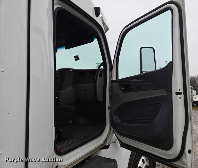 image for item DU2541 2015 Peterbilt 579 semi truck