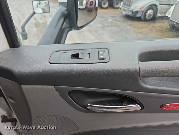 image for item DU2541 2015 Peterbilt 579 semi truck