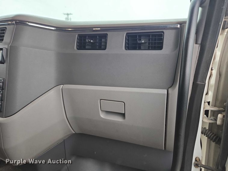 image for item DU2541 2015 Peterbilt 579 semi truck