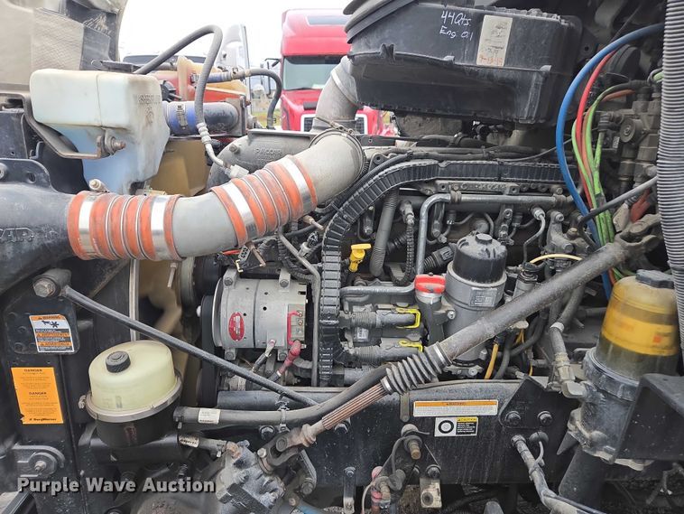 image for item DU2541 2015 Peterbilt 579 semi truck