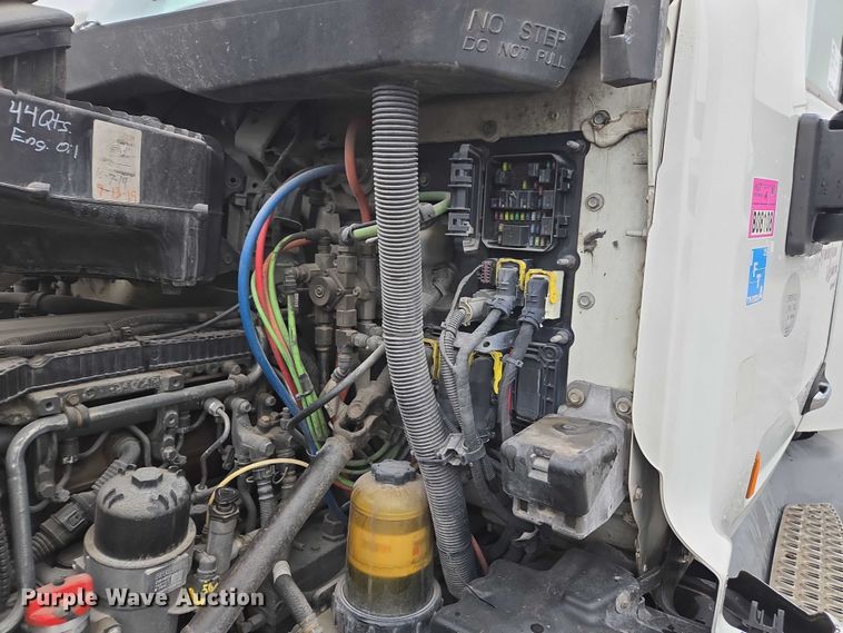 image for item DU2541 2015 Peterbilt 579 semi truck