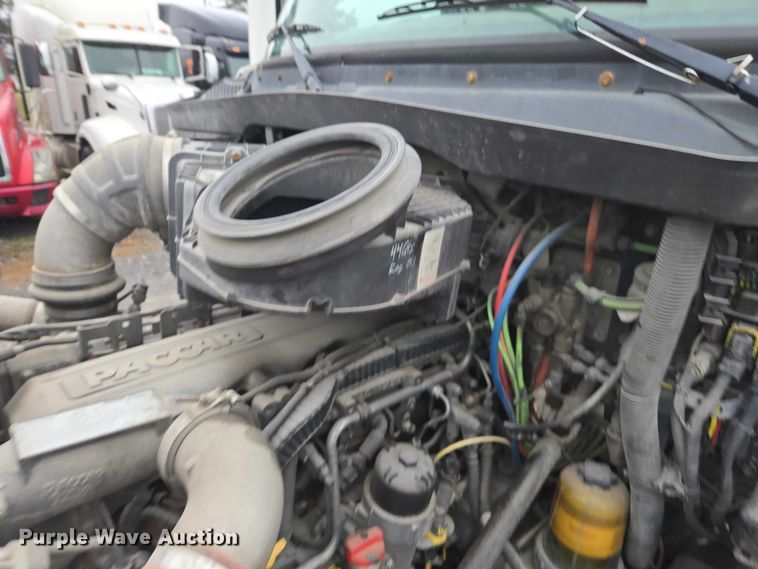 image for item DU2541 2015 Peterbilt 579 semi truck