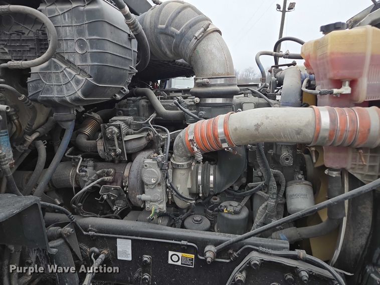 image for item DU2541 2015 Peterbilt 579 semi truck