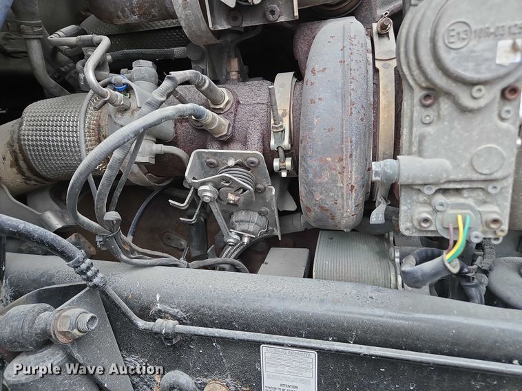 image for item DU2541 2015 Peterbilt 579 semi truck