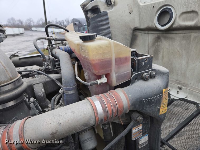 image for item DU2541 2015 Peterbilt 579 semi truck