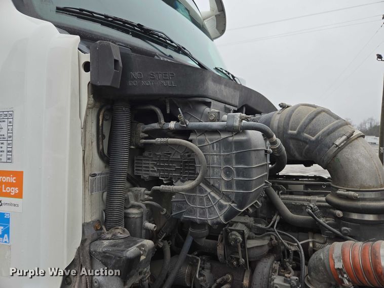 image for item DU2541 2015 Peterbilt 579 semi truck