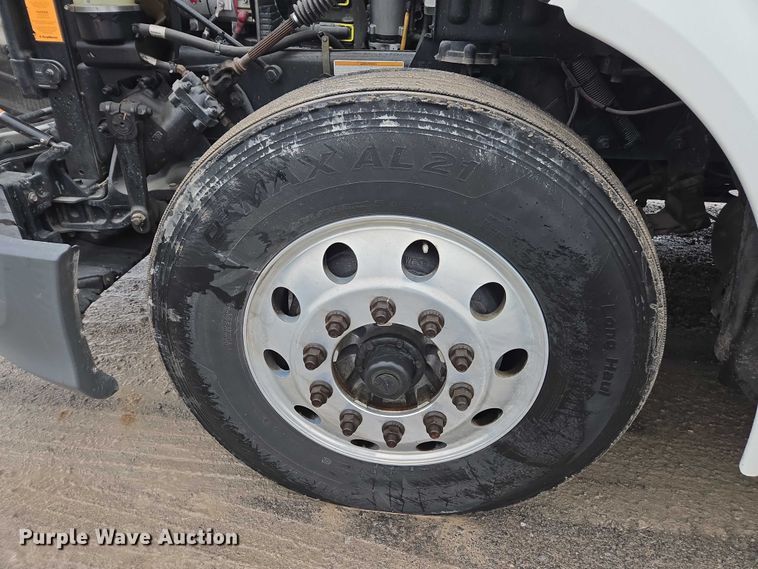 image for item DU2541 2015 Peterbilt 579 semi truck