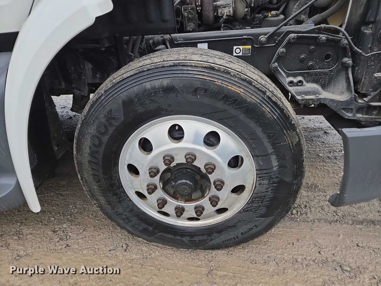 image for item DU2541 2015 Peterbilt 579 semi truck