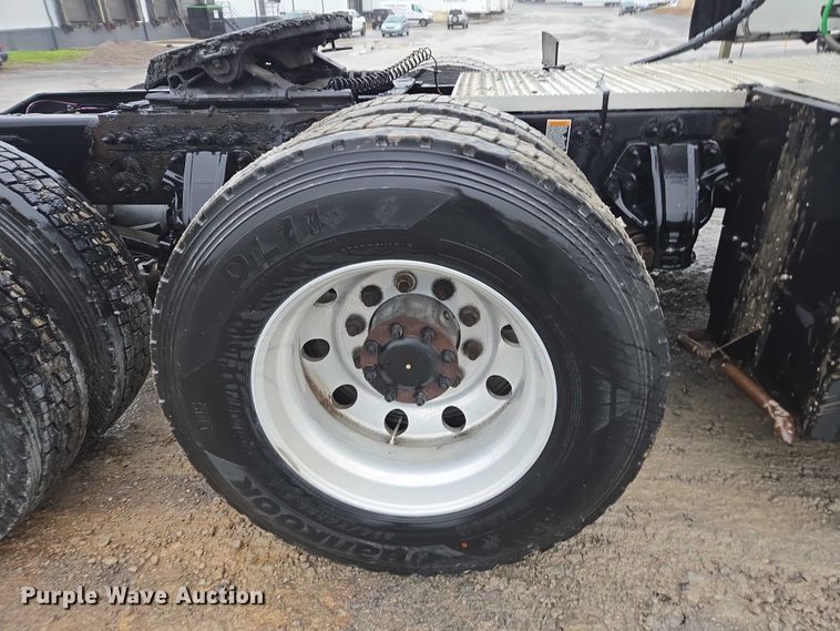 image for item DU2541 2015 Peterbilt 579 semi truck