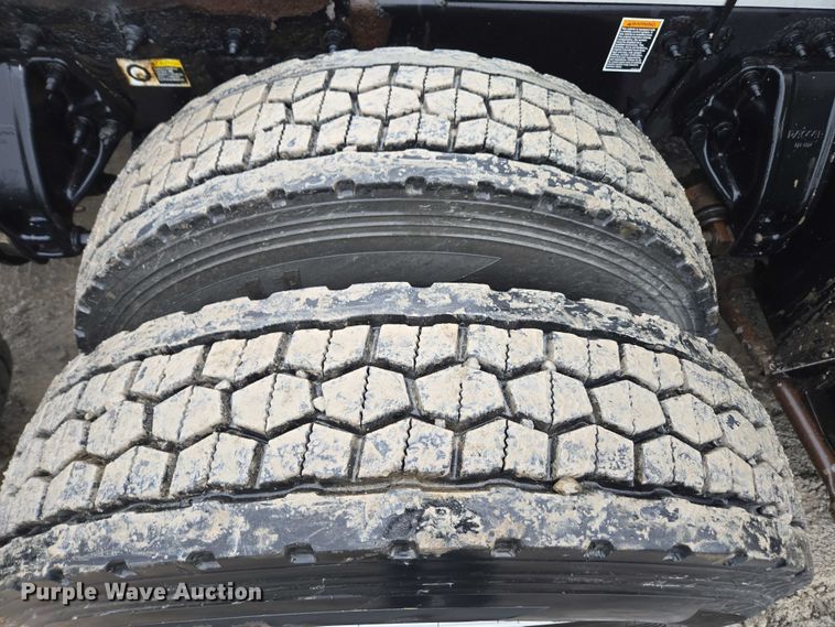 image for item DU2541 2015 Peterbilt 579 semi truck