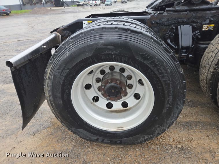 image for item DU2541 2015 Peterbilt 579 semi truck