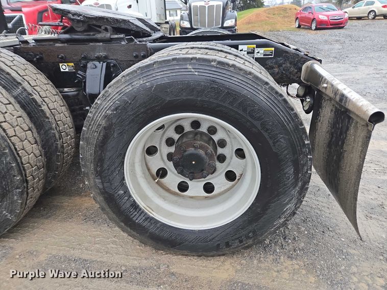 image for item DU2541 2015 Peterbilt 579 semi truck