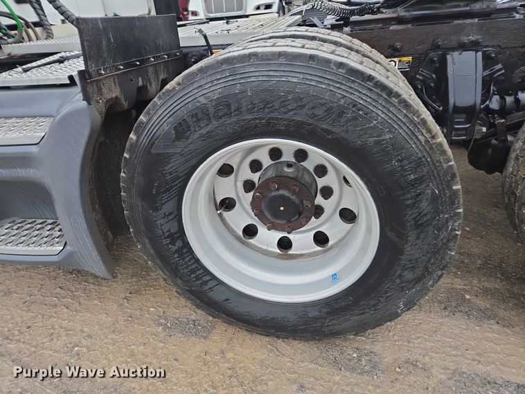 image for item DU2541 2015 Peterbilt 579 semi truck