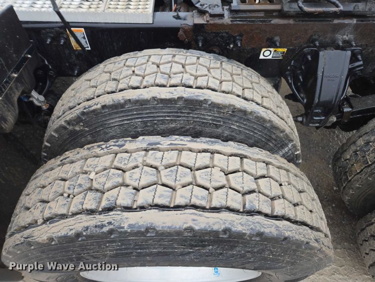 image for item DU2541 2015 Peterbilt 579 semi truck