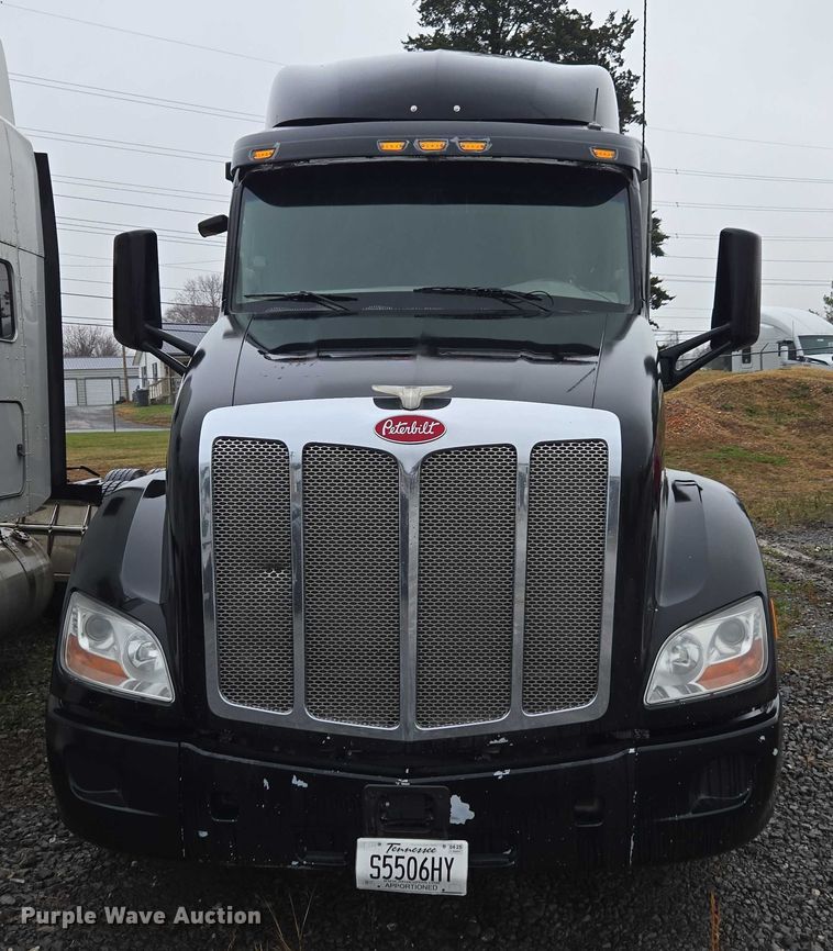 image for item DU2542 2015 Peterbilt 579 semi truck