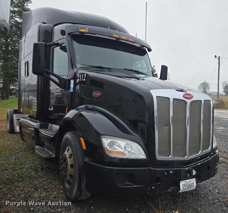 image for item DU2542 2015 Peterbilt 579 semi truck