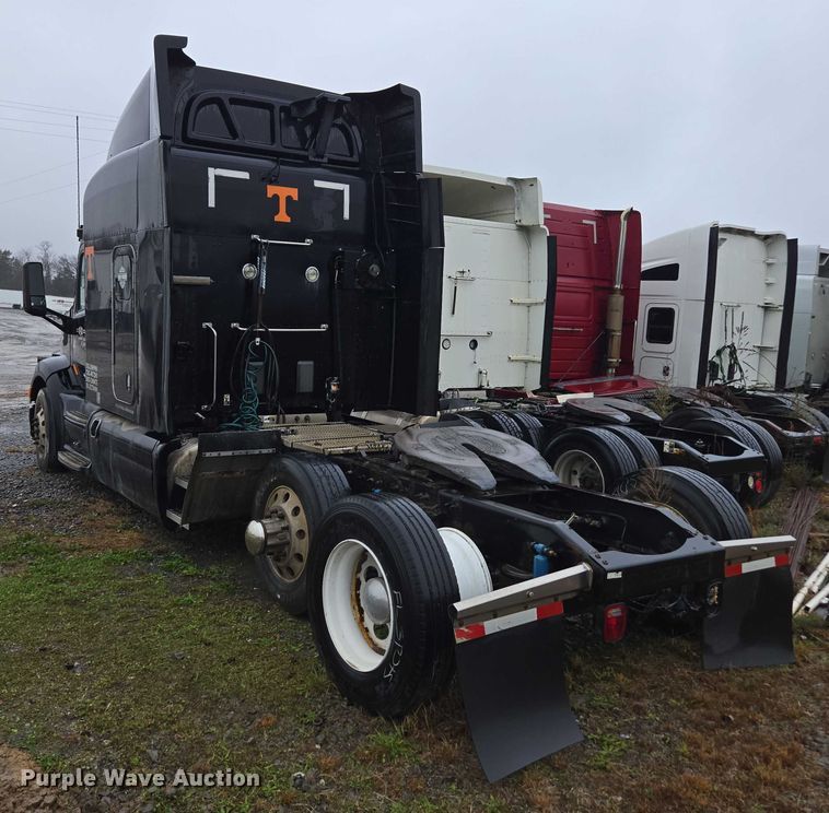 image for item DU2542 2015 Peterbilt 579 semi truck
