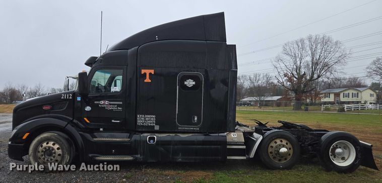 image for item DU2542 2015 Peterbilt 579 semi truck