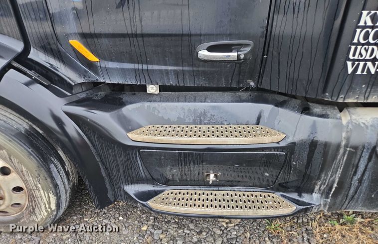 image for item DU2542 2015 Peterbilt 579 semi truck