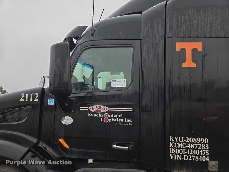 image for item DU2542 2015 Peterbilt 579 semi truck