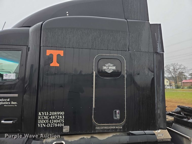 image for item DU2542 2015 Peterbilt 579 semi truck