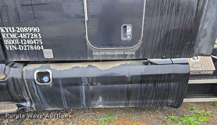 image for item DU2542 2015 Peterbilt 579 semi truck