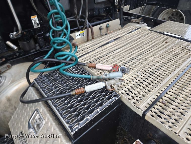 image for item DU2542 2015 Peterbilt 579 semi truck