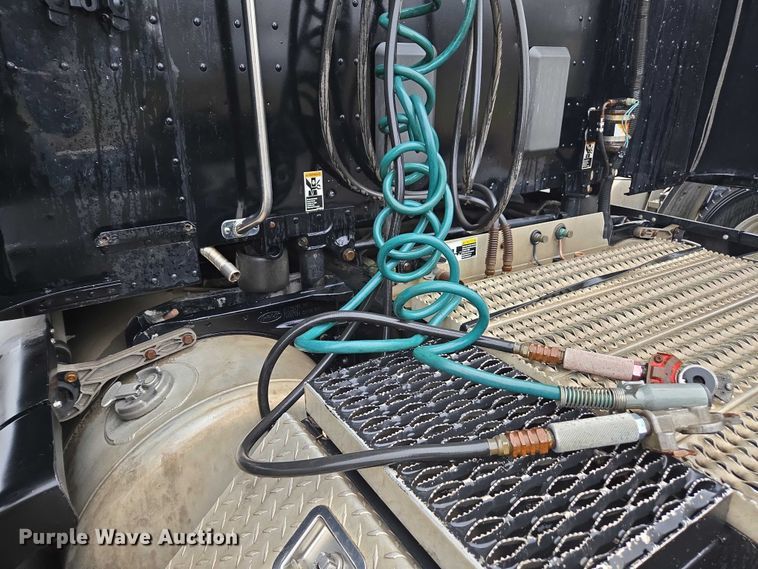 image for item DU2542 2015 Peterbilt 579 semi truck