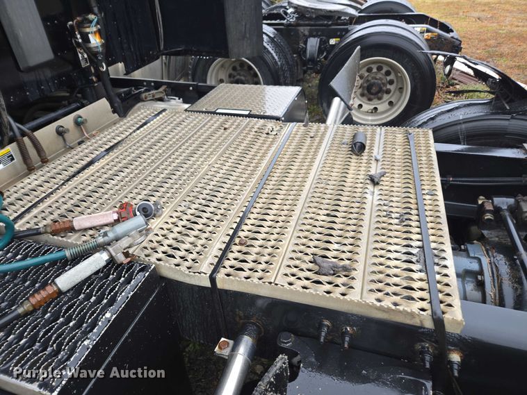 image for item DU2542 2015 Peterbilt 579 semi truck