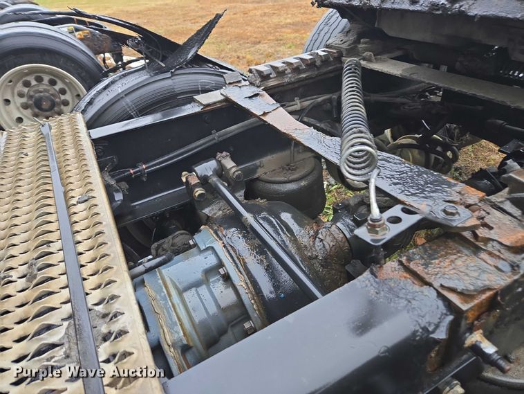 image for item DU2542 2015 Peterbilt 579 semi truck