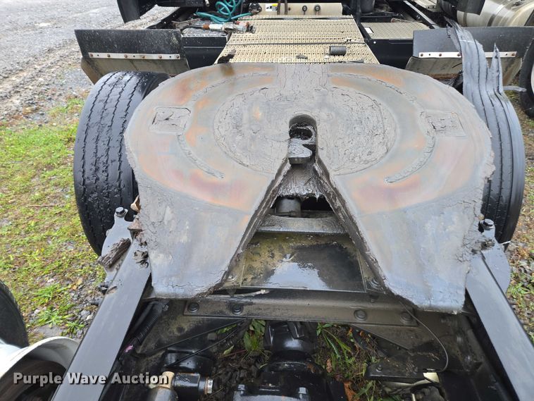 image for item DU2542 2015 Peterbilt 579 semi truck