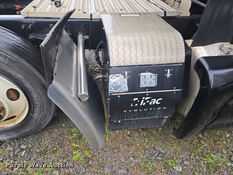 image for item DU2542 2015 Peterbilt 579 semi truck