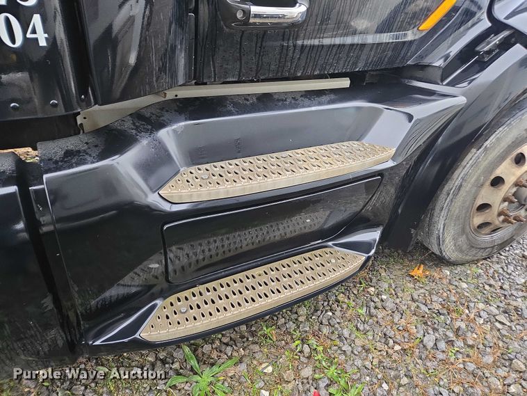 image for item DU2542 2015 Peterbilt 579 semi truck