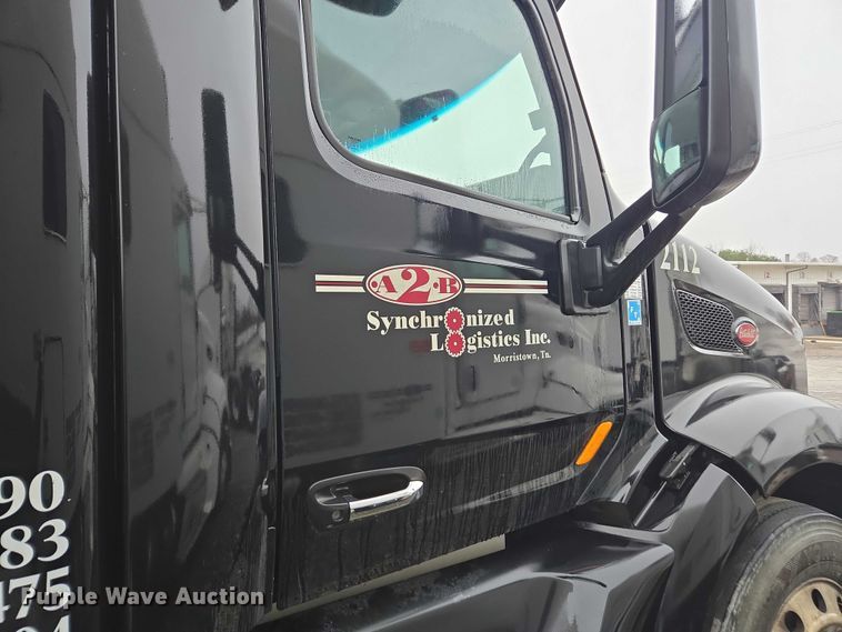 image for item DU2542 2015 Peterbilt 579 semi truck