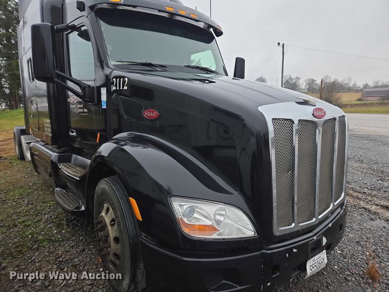image for item DU2542 2015 Peterbilt 579 semi truck