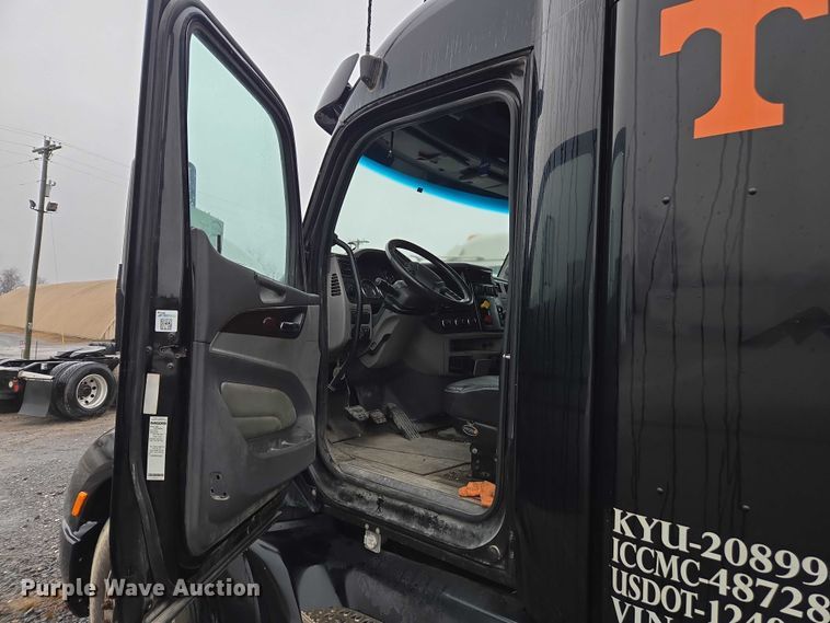 image for item DU2542 2015 Peterbilt 579 semi truck