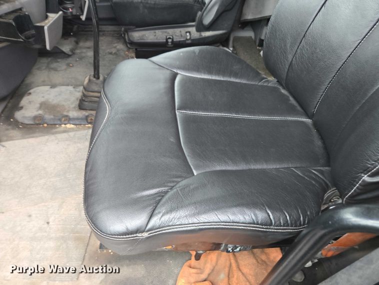 image for item DU2542 2015 Peterbilt 579 semi truck