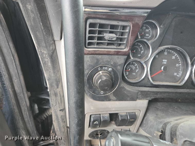 image for item DU2542 2015 Peterbilt 579 semi truck