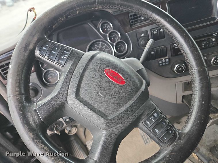 image for item DU2542 2015 Peterbilt 579 semi truck