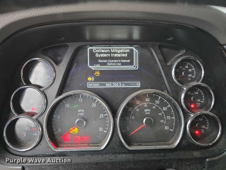 image for item DU2542 2015 Peterbilt 579 semi truck