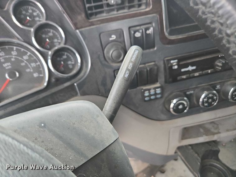 image for item DU2542 2015 Peterbilt 579 semi truck