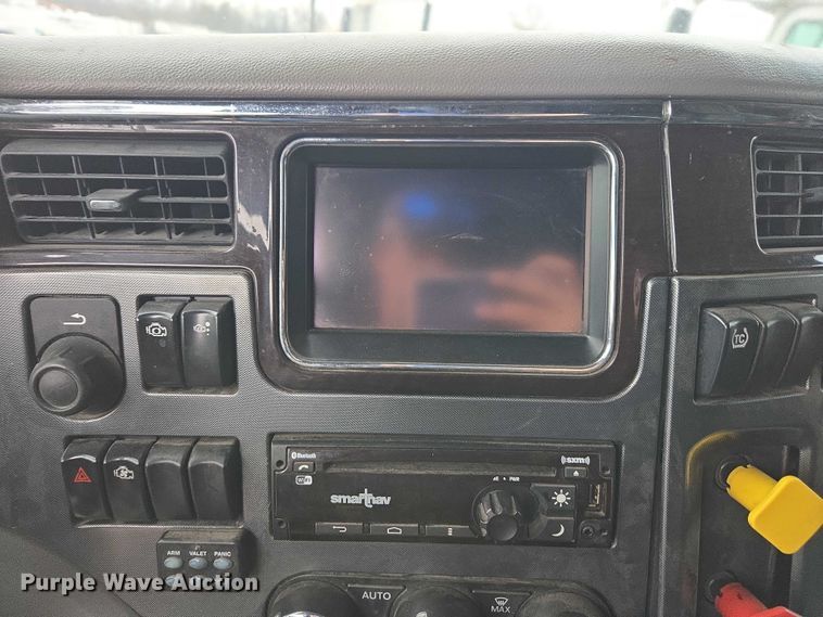 image for item DU2542 2015 Peterbilt 579 semi truck