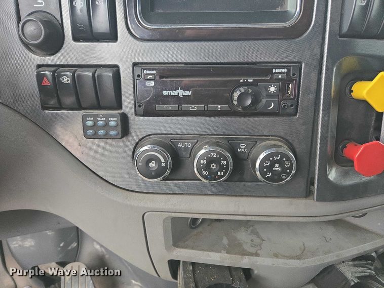 image for item DU2542 2015 Peterbilt 579 semi truck