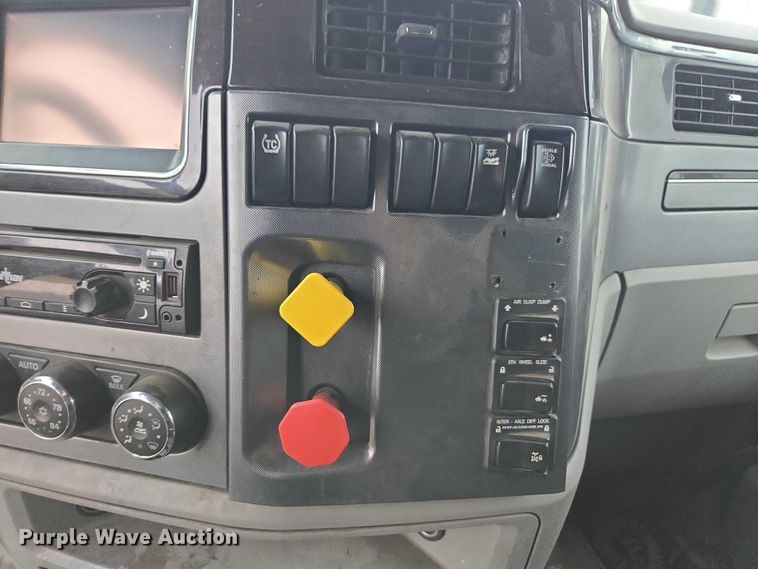 image for item DU2542 2015 Peterbilt 579 semi truck