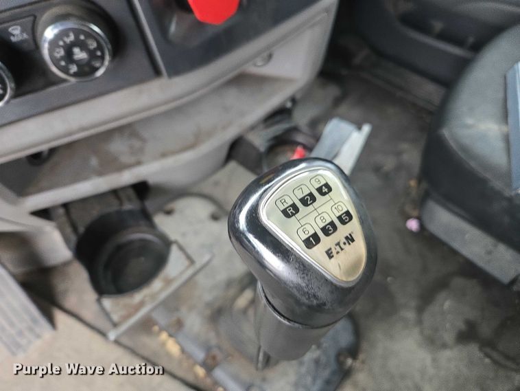 image for item DU2542 2015 Peterbilt 579 semi truck