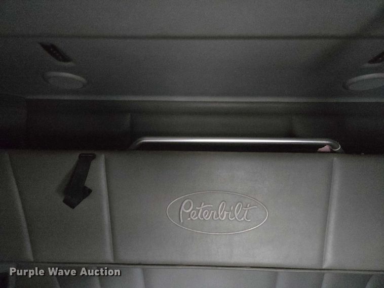 image for item DU2542 2015 Peterbilt 579 semi truck