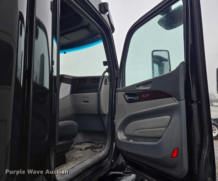 image for item DU2542 2015 Peterbilt 579 semi truck