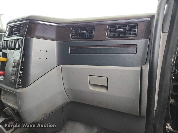 image for item DU2542 2015 Peterbilt 579 semi truck