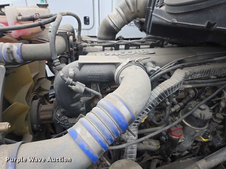 image for item DU2542 2015 Peterbilt 579 semi truck