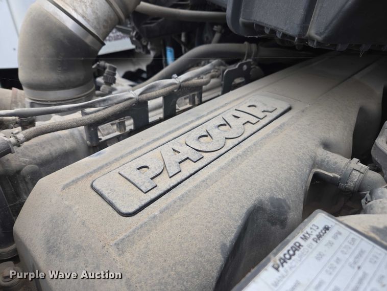 image for item DU2542 2015 Peterbilt 579 semi truck